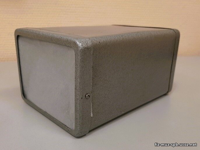 Прибор для изучения явлений при прохождении света через малое отверстие